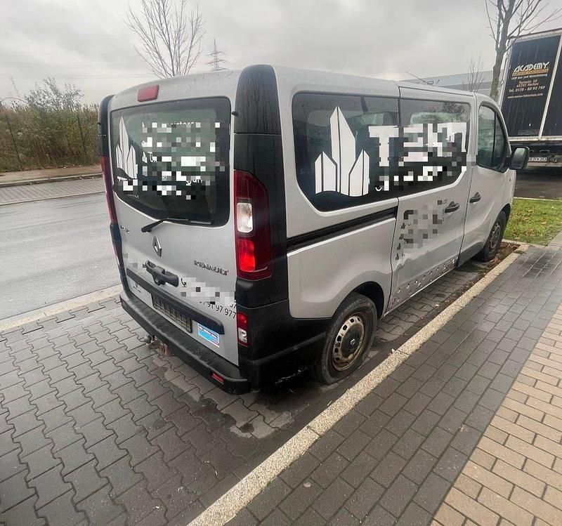 Silber Gebraucht 2016 Renault Traffic Van / Kleinbus | 5.600 € - Bild 1/4