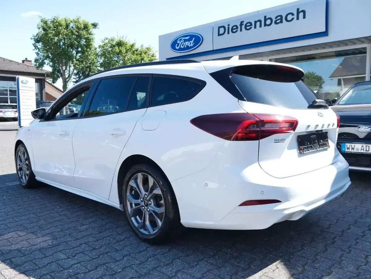 Gebraucht Ford Focus ST-Line 125 PS (91 kW) 2023 Weiß Limousine