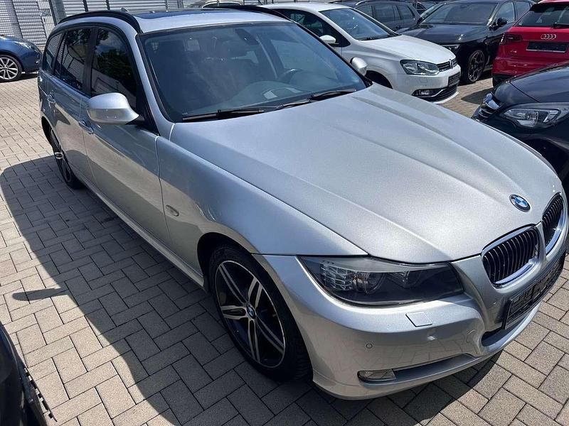 Silber Gebraucht 2012 BMW 318 Comfort Edition Kombi | 8.970 € (Guter Preis) - Bild 1/4