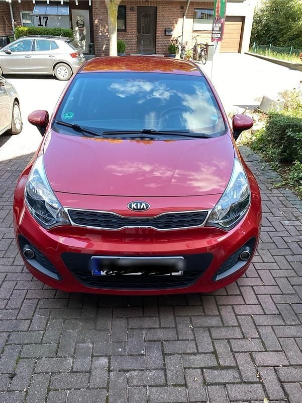 Rot Gebraucht 2014 Kia Rio DREAM-TEAM Edition Limousine | 5.990 € (Guter Preis) - Bild 1/4