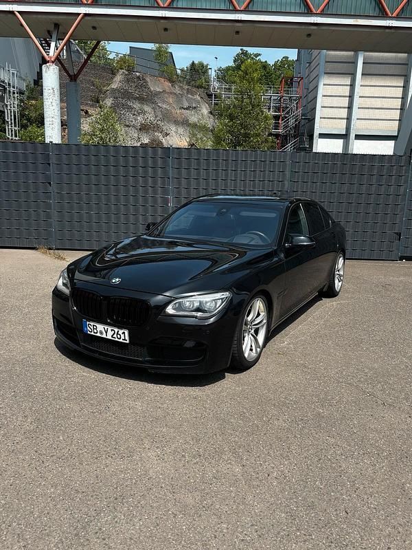 Schwarz Gebraucht 2014 BMW 750 Limousine | 22.500 € - Bild 1/4