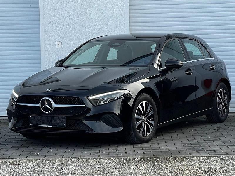 Nachtschwarz Gebraucht 2023 Mercedes A180 Limousine | 22.490 € (Fairer Preis) - Bild 1/4