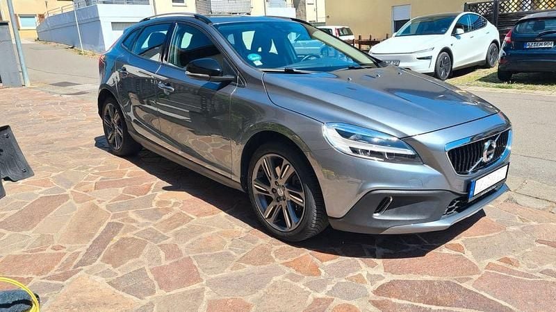 Grau Gebraucht 2019 Volvo V40 CC Kombi | 14.500 € (Fairer Preis) - Bild 1/4