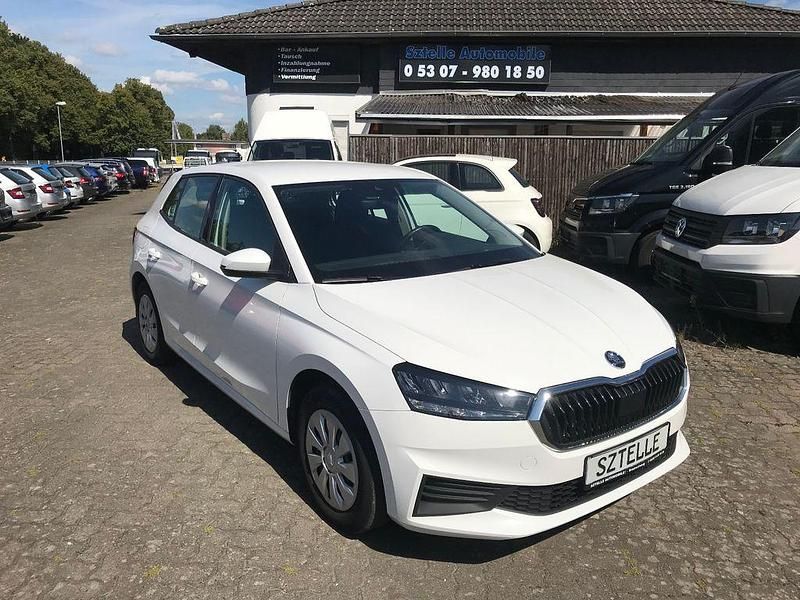 Weiß Gebraucht 2023 Skoda Fabia Active Kleinwagen | 10.490 € - Bild 1/4