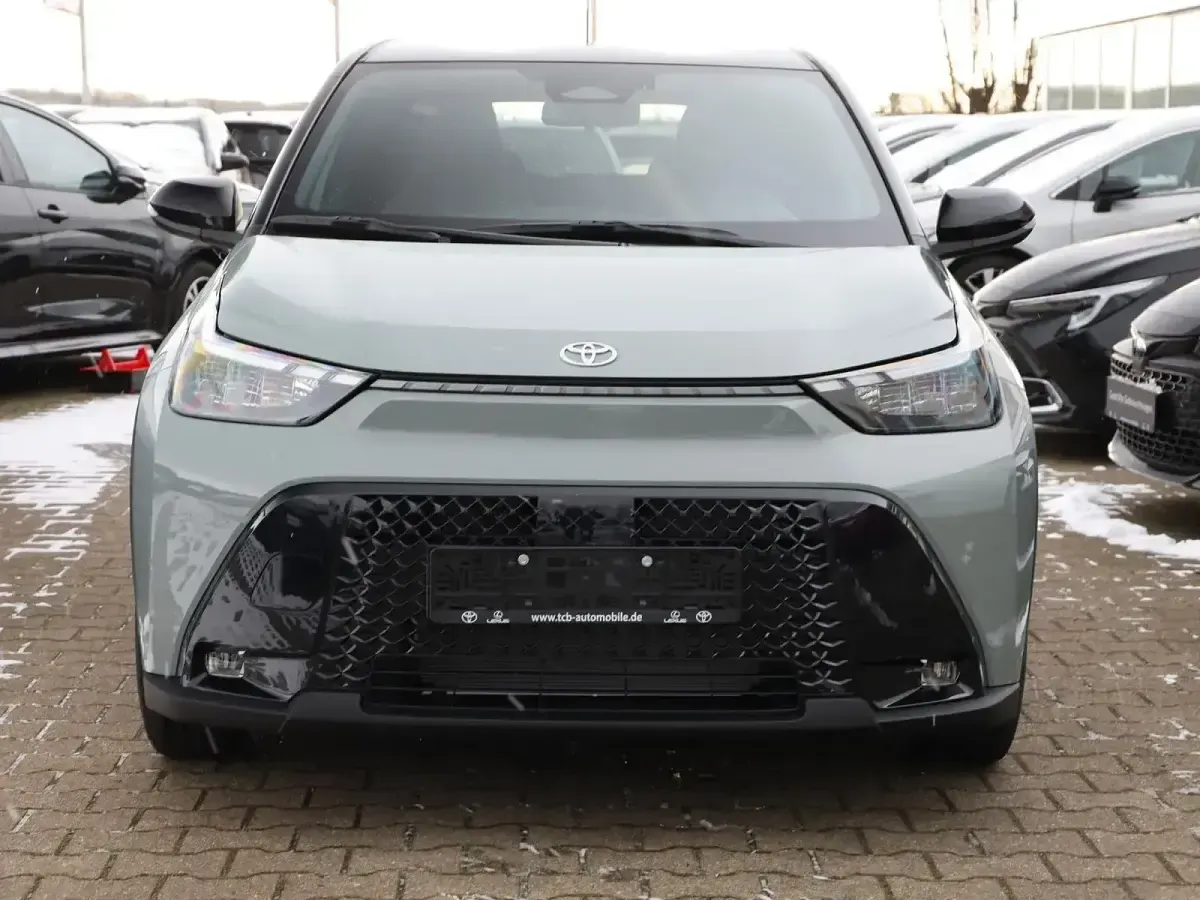 Neu Toyota Aygo X 116 PS (85 kW) 2026 Urban khaki / black SUV