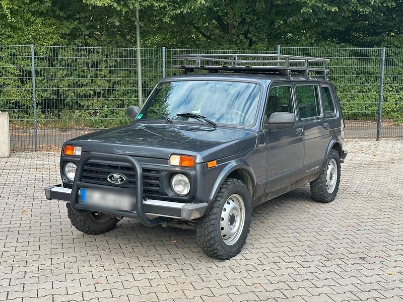 Grau Gebraucht 2019 Lada niva SUV | 14.500 € (Etwas zu teuer) - Bild 1/4