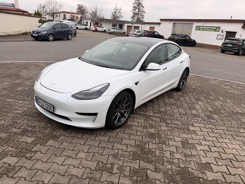 Weiß Gebraucht 2021 Tesla Model 3 Standard Range Plus Limousine | 14.500 € (Superpreis) - Bild 1/4