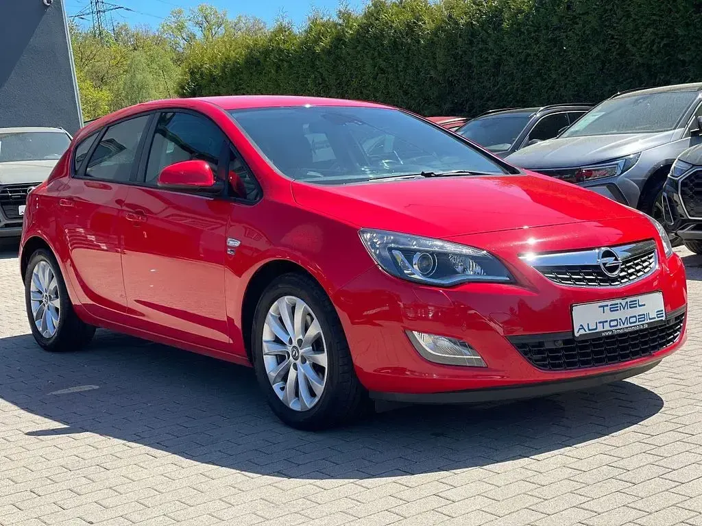 Usata Opel Astra 131 CV (96 kW) 2012 Rosso Berlina
