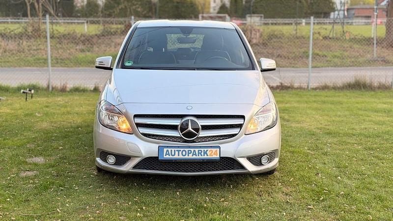 Gebraucht Mercedes B180 122 PS (89 kW) 2013 Silber Van / Kleinbus