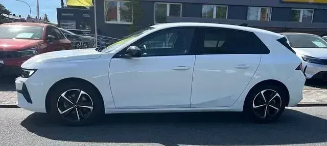 Używany Opel Astra 131 KM (96 kW) 2024 Biały Sedan/Limuzyna