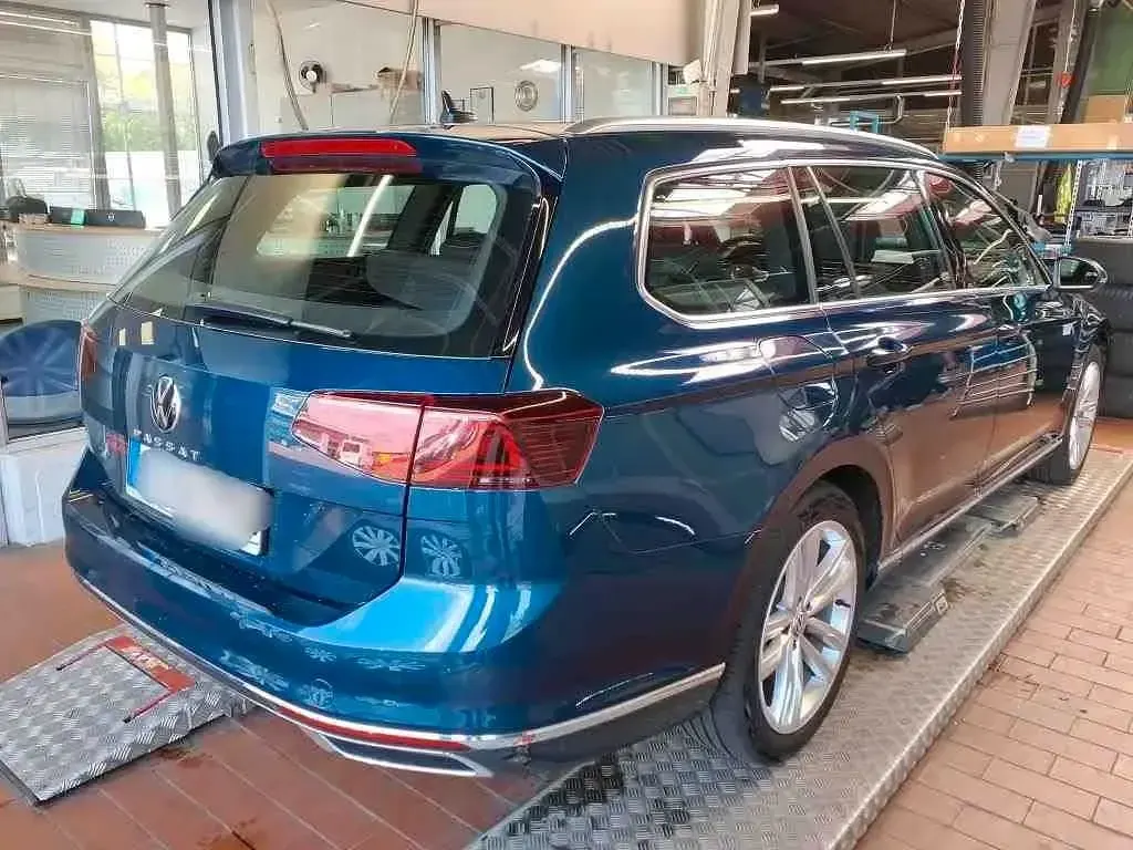 Gebraucht VW Passat Elegance 150 PS (110 kW) 2021 Blau Kombi