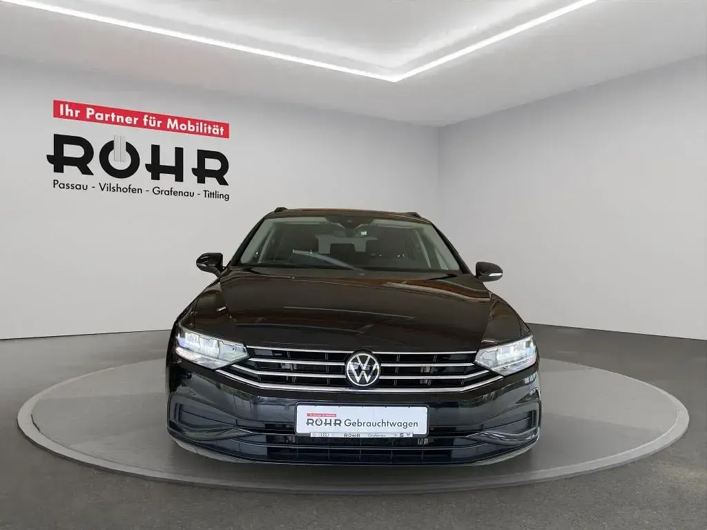 Gebraucht VW Passat Basis 150 PS (110 kW) 2021 Deep black perleffekt Kombi