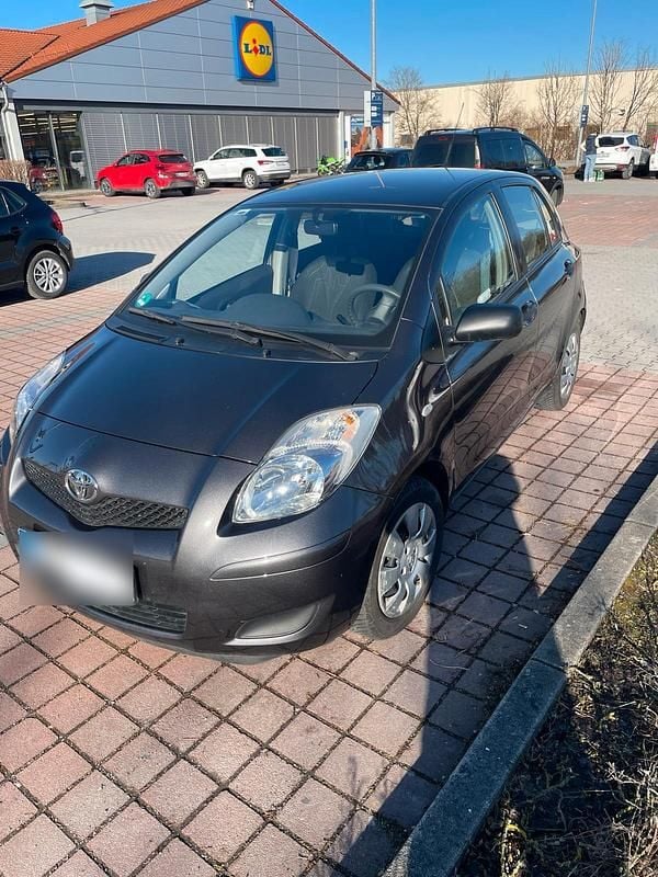 Gebraucht Toyota Yaris 69 PS (50 kW) 2011 Grau Kleinwagen