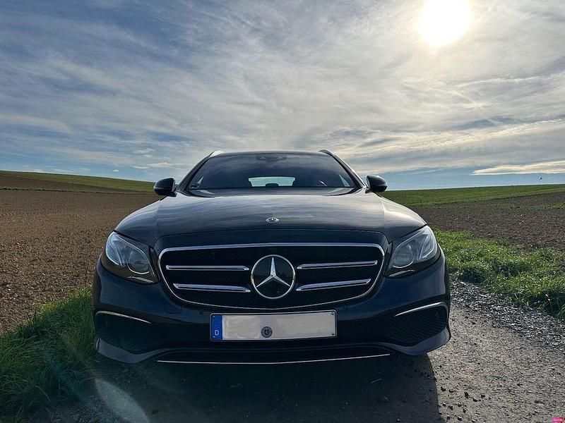 Blau Gebraucht 2019 Mercedes E200 Kombi | 29.000 € (Fairer Preis) - Bild 1/4