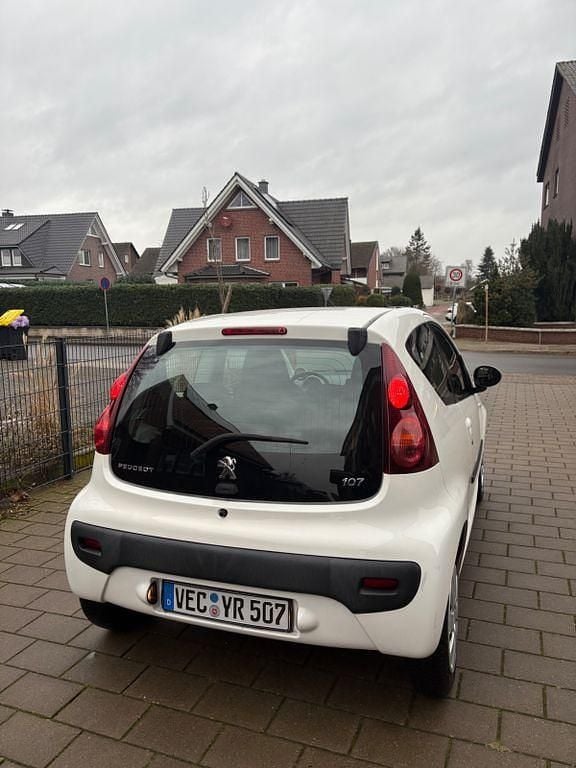 Gebraucht Peugeot 107 Active 68 PS (50 kW) 2013 Weiß Kleinwagen