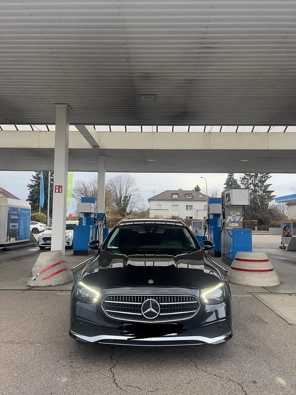 Schwarz Gebraucht 2020 Mercedes E200 Avantgarde Kombi | 15.000 € (Guter Preis) - Bild 1/4