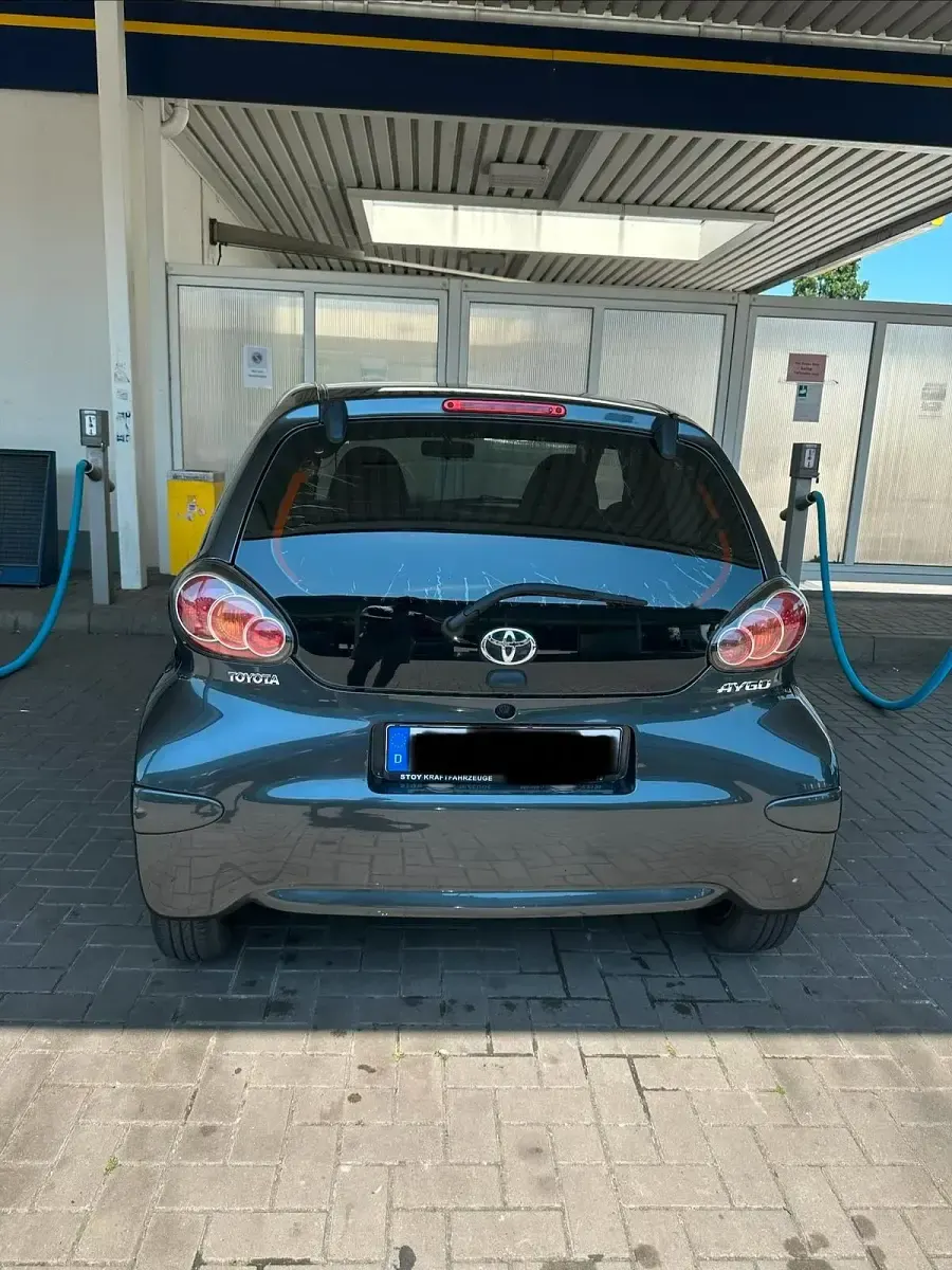 Gebraucht Toyota Aygo 68 PS (50 kW) 2013 Grau Kleinwagen