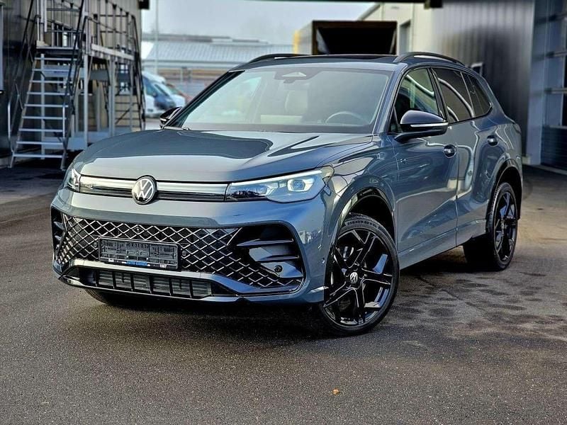 Delfingrau metallic (metallic) Gebraucht 2024 VW Tiguan R-line SUV | 47.880 € (Fairer Preis) - Bild 1/4
