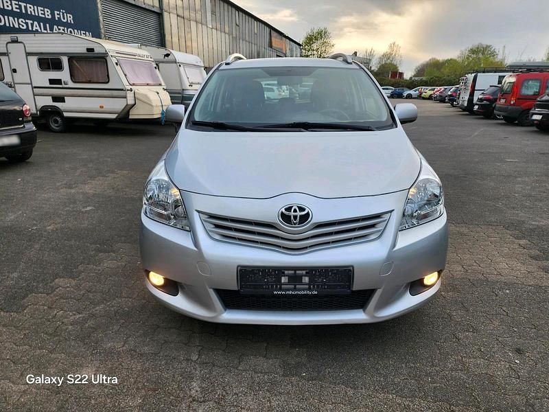 Gebraucht Toyota Verso 2010 Silber Van / Kleinbus