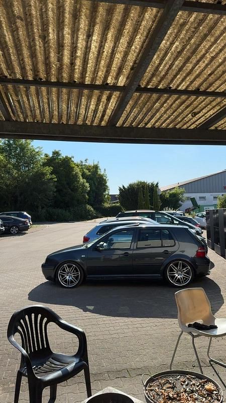 Grau Gebraucht 2000 VW Golf IV Kleinwagen | 8.599 € - Bild 1/4