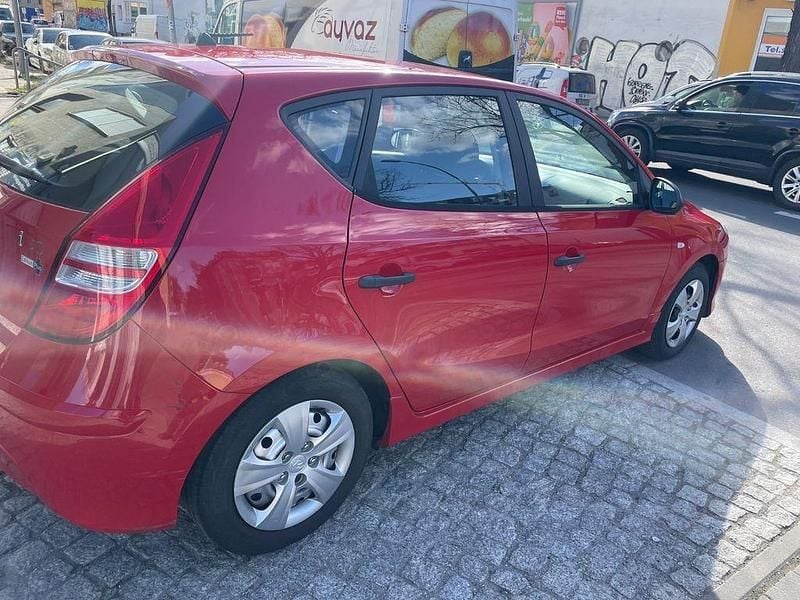 Gebraucht Hyundai i30 Edition+ 109 PS (80 kW) 2011 Rot Limousine