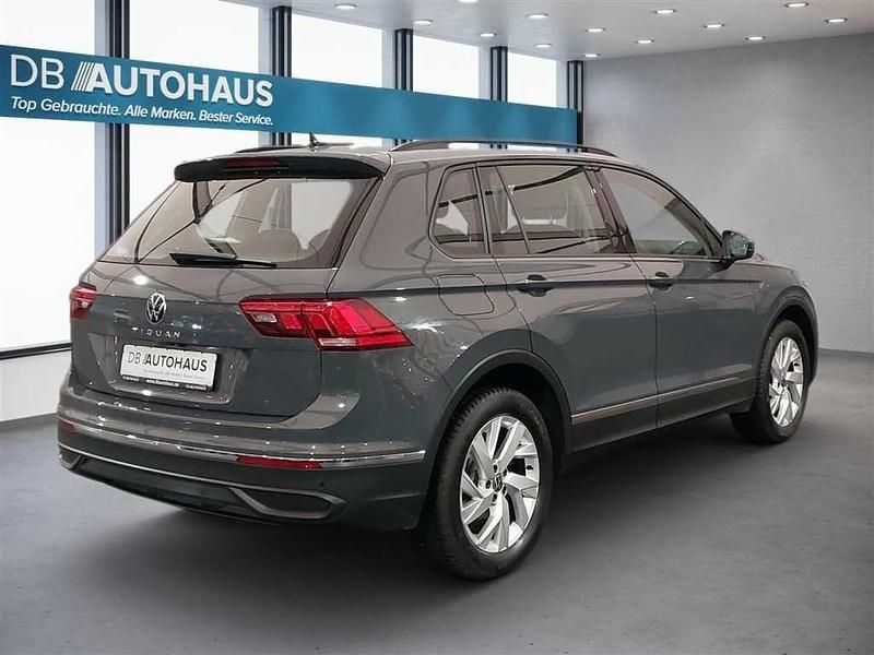 Gebraucht VW Tiguan Life 150 PS (110 kW) 2024 Delfingrau SUV