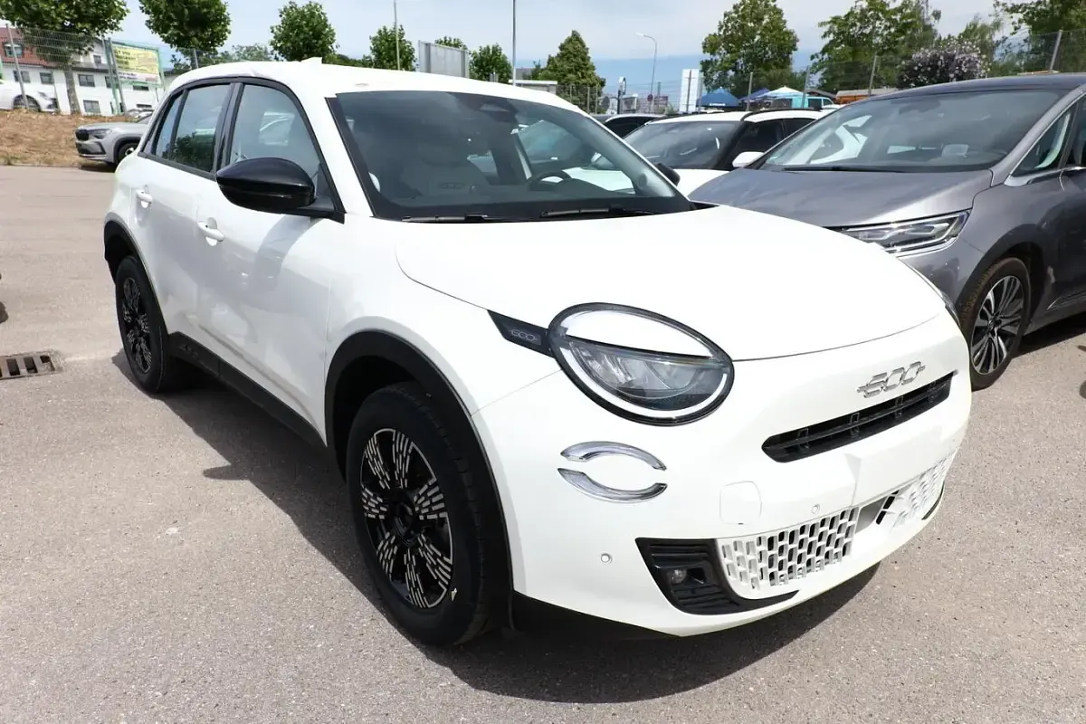 Neu Fiat 600 Icon 136 PS (100 kW) 2026 Gelato weiß SUV