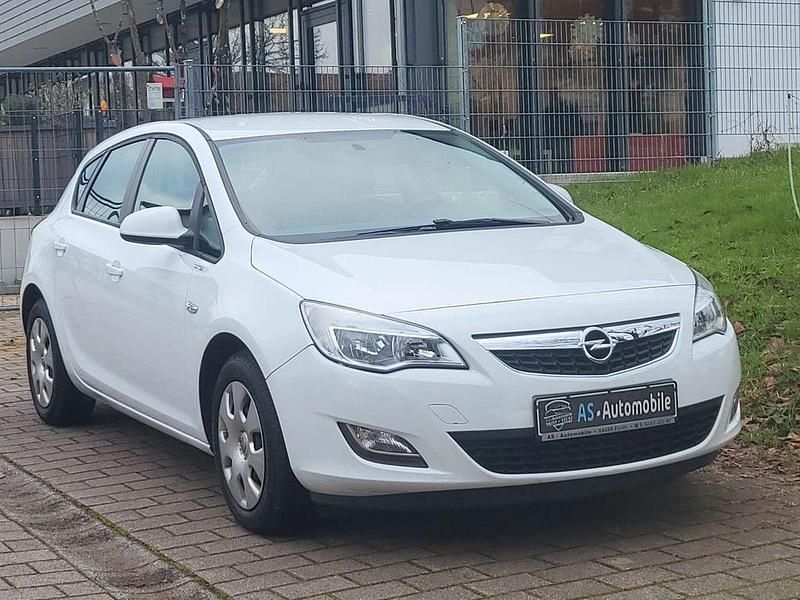 Gebraucht Opel Astra Selection 87 PS (63 kW) 2011 Weiß Limousine