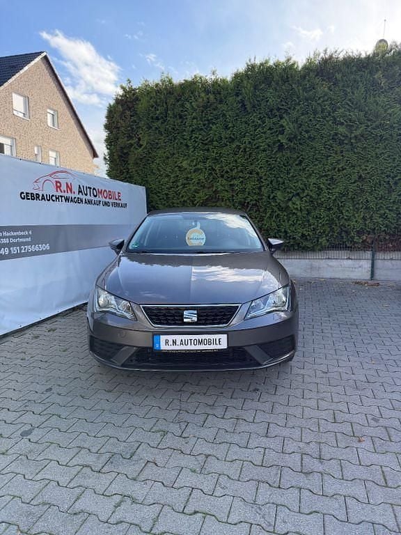 Grau Gebraucht 2017 Seat Leon Reference Limousine | 8.200 € (Guter Preis) - Bild 1/4