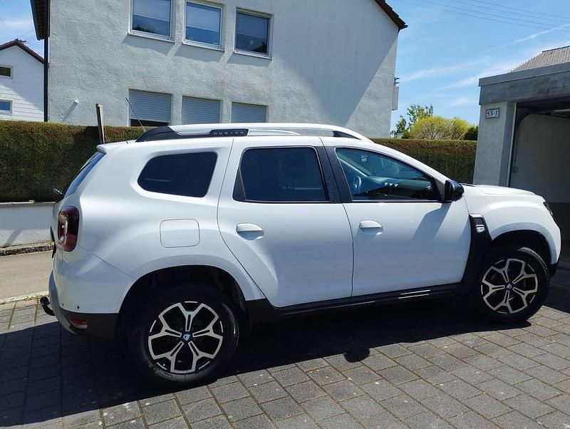 Weiß Gebraucht 2021 Dacia Duster Celebration SUV | 15.200 € (Fairer Preis) - Bild 1/4