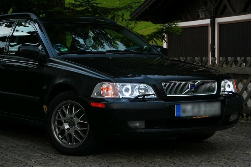 Schwarz Gebraucht 2001 Volvo V40 Kombi | 2.300 € (Teuer) - Bild 1/4