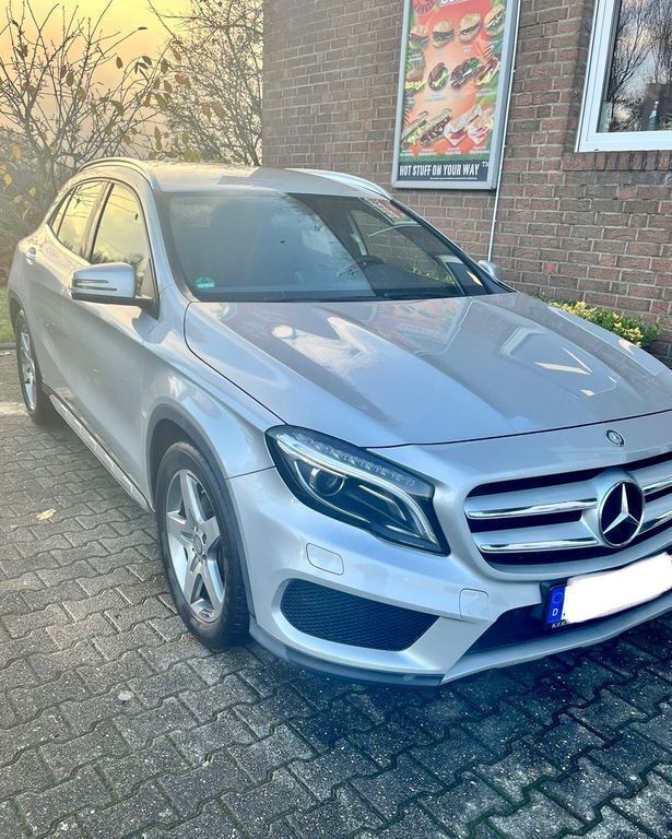 Silber Gebraucht 2015 Mercedes GLA220 AMG line SUV | 12.500 € (Superpreis) - Bild 1/4