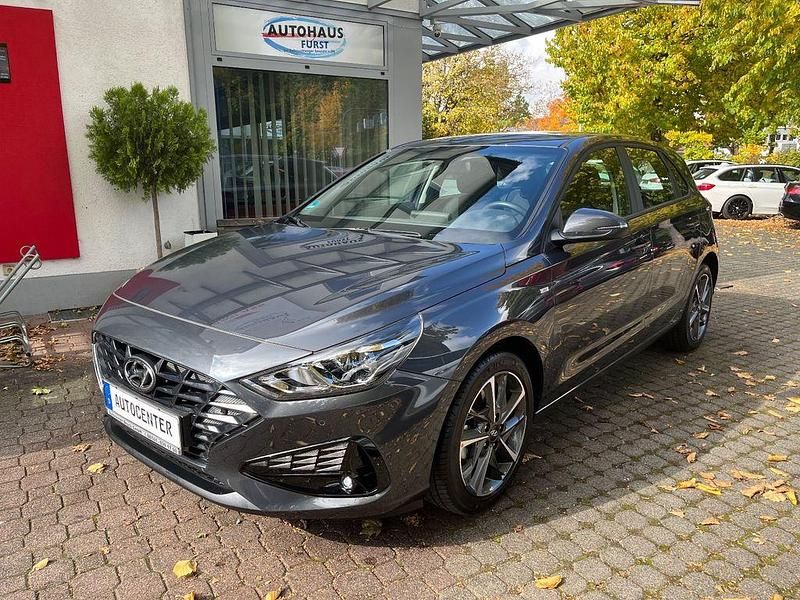 Grau Gebraucht 2023 Hyundai i30 Trend Limousine | 16.900 € (Superpreis) - Bild 1/4
