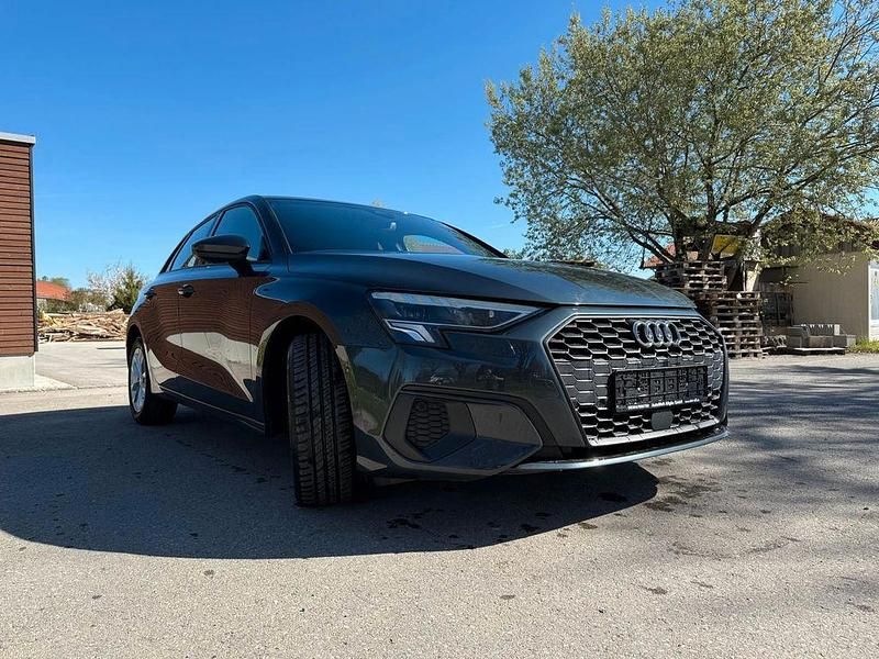 Second-hand Audi A3 S-Line 150 CP (110 kW) 2024 Gri Berlinǎ