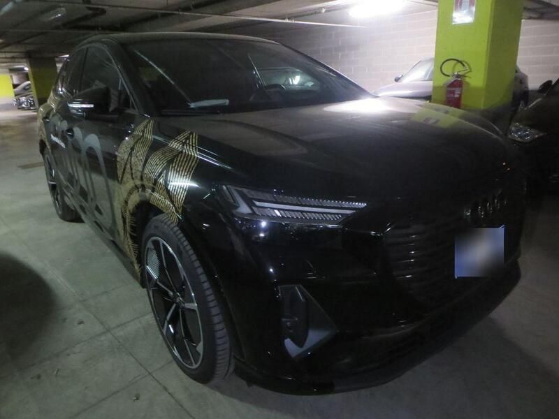 Mythosschwarz metallic Gebraucht 2024 Audi Q4 Sportback e-tron S-Line SUV | 47.715 € (Etwas zu teuer) - Bild 1/2
