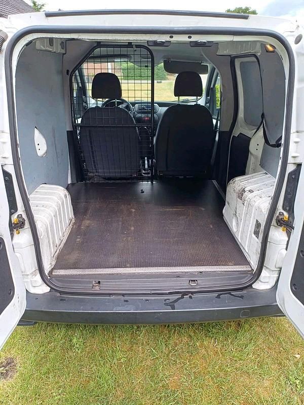 Weiß Gebraucht 2011 Peugeot Bipper Van / Kleinbus | 2.900 € - Bild 1/4