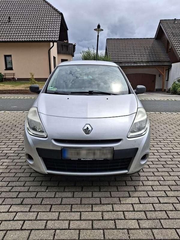Silber Gebraucht 2011 Renault Clio II Limousine | 2.700 € (Fairer Preis) - Bild 1/4