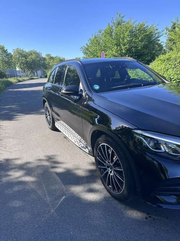 Schwarz Gebraucht 2019 Mercedes GLC300 AMG line SUV | 32.499 € (Fairer Preis) - Bild 1/4