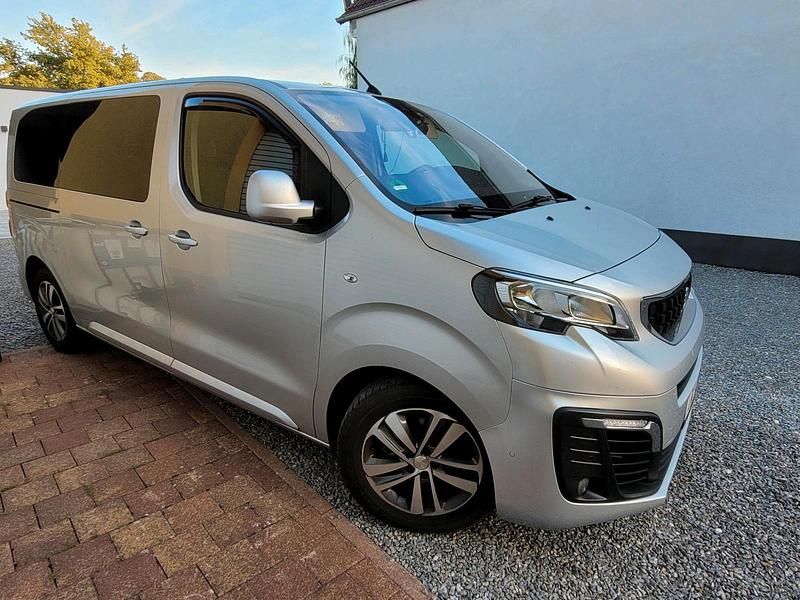 Silber Gebraucht 2017 Peugeot Traveller Van / Kleinbus | 22.050 € (Fairer Preis) - Bild 1/4
