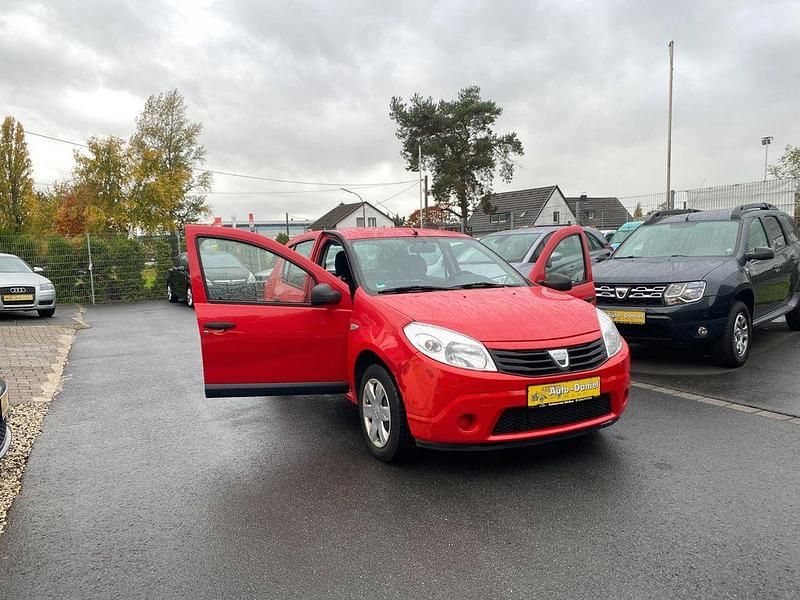 Rot Gebraucht 2009 Dacia Sandero Limousine | 1.300 € - Bild 1/4