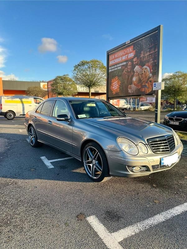 Gebraucht Mercedes E200 Avantgarde 300 PS (220 kW) 2009 Grau Limousine
