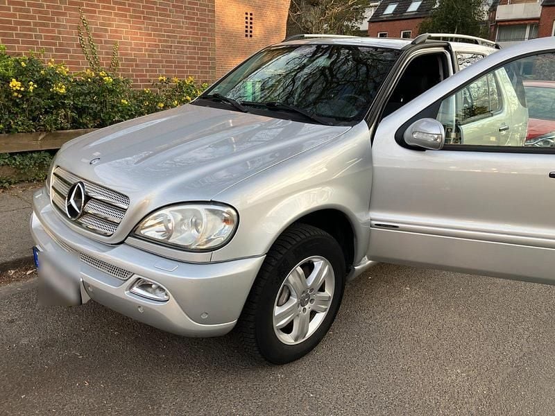 Silber Gebraucht 2005 Mercedes ML350 Edition SUV | 7.800 € (Fairer Preis) - Bild 1/4