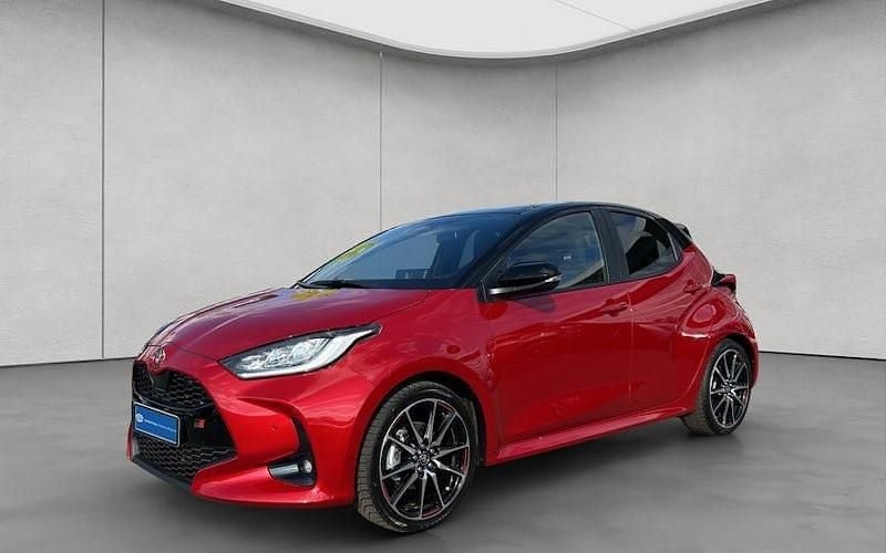 Karminrot metallic / dach mystic Gebraucht 2024 Toyota Yaris Hybrid Sport Limousine | 25.480 € (Fairer Preis) - Bild 1/4