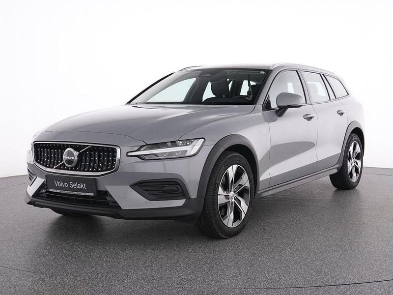 Gebraucht Volvo V60 CC Plus 197 PS (144 kW) 2023 Grau vapour grey / metallic Kombi