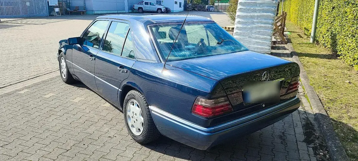 Gebraucht Mercedes E260 160 PS (117 kW) 1992 Blau Limousine