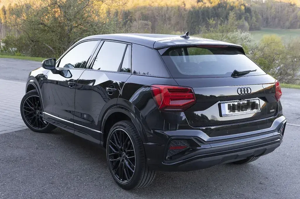 Używany Audi Q2 Advanced 190 KM (139 kW) 2023 Czarny SUV