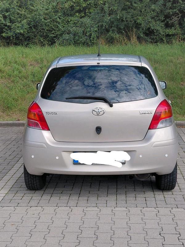 Braun Gebraucht 2009 Toyota Yaris Kleinwagen | 2.700 € - Bild 1/4