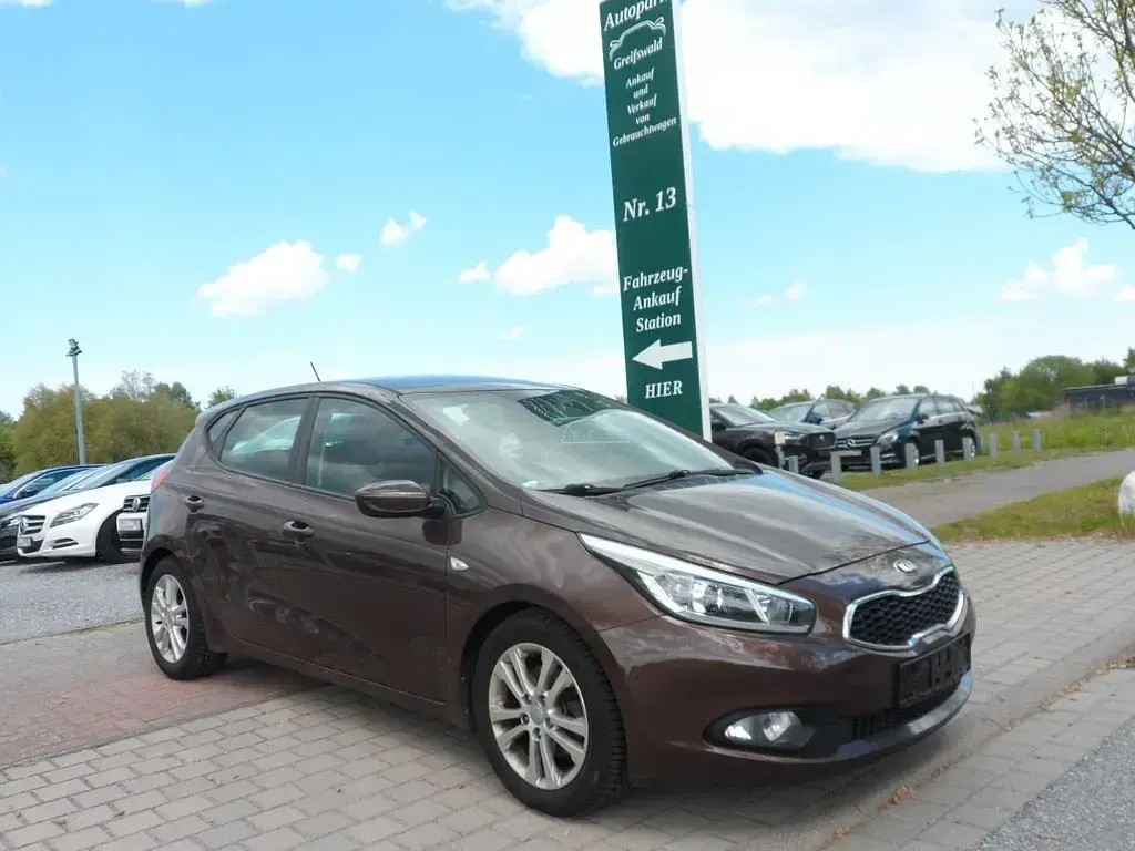 Gebraucht Kia Ceed Edition 7 135 PS (99 kW) 2012 Braun Kleinwagen