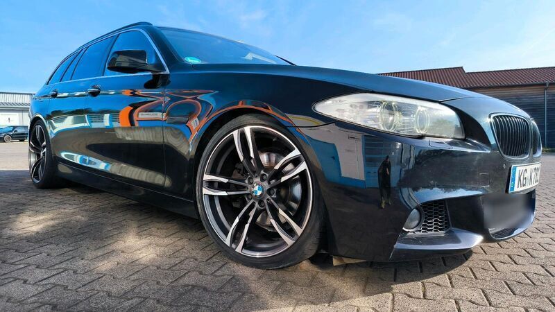 Schwarz Gebraucht 2013 BMW 520 M Sport Kombi | 12.950 € - Bild 1/4