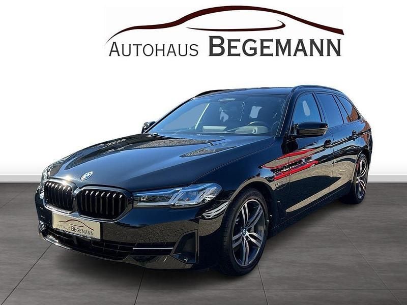 Schwarz ii/bonnet fluid black Gebraucht 2022 BMW 530e Sport Line Kombi | 31.900 € (Fairer Preis) - Bild 1/4
